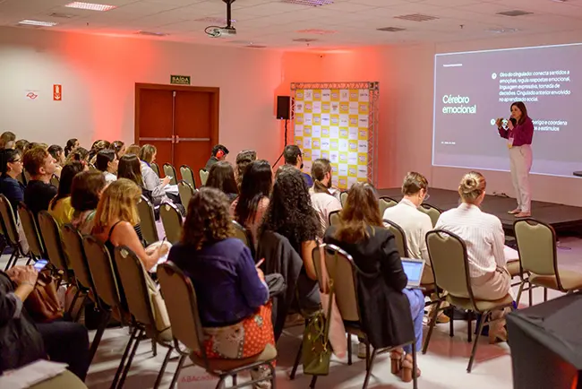 Plateia acompanhando palestra no Simpósio ABAcadabra 2024