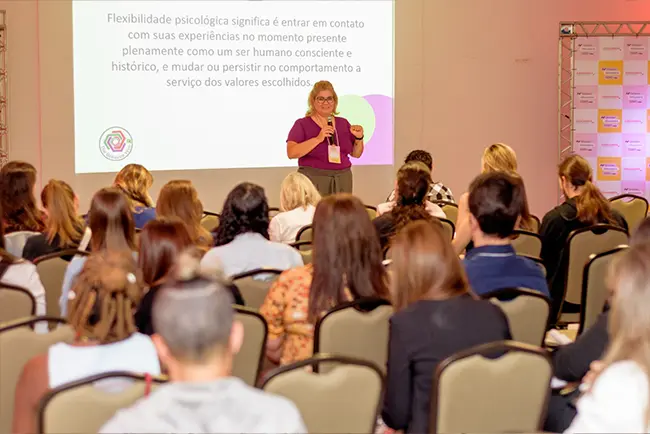 Palestrante conduzindo apresentação no Simpósio ABAcadabra 2024