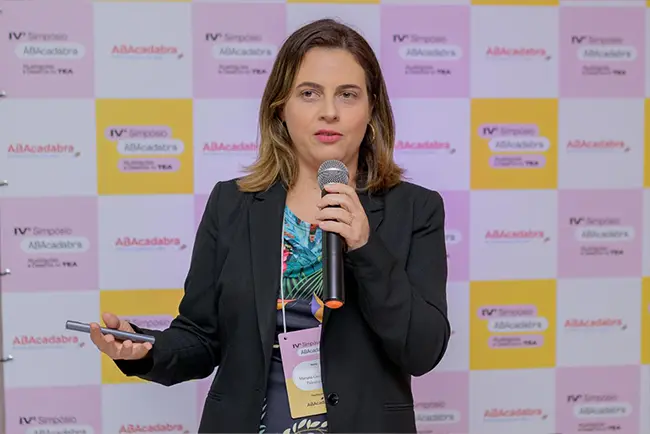 Participantes acompanhando a programação do Simpósio ABAcadabra 2024